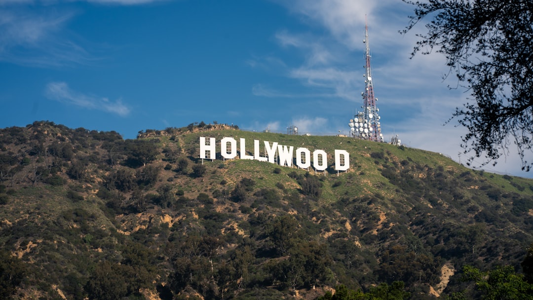 Turistička destinacija s prekrasnim plažama i plavim morem.