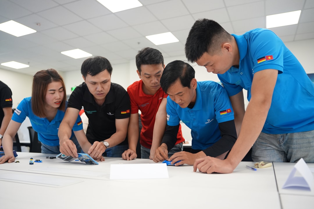 Strani radnici surađuju u timu na projektu.