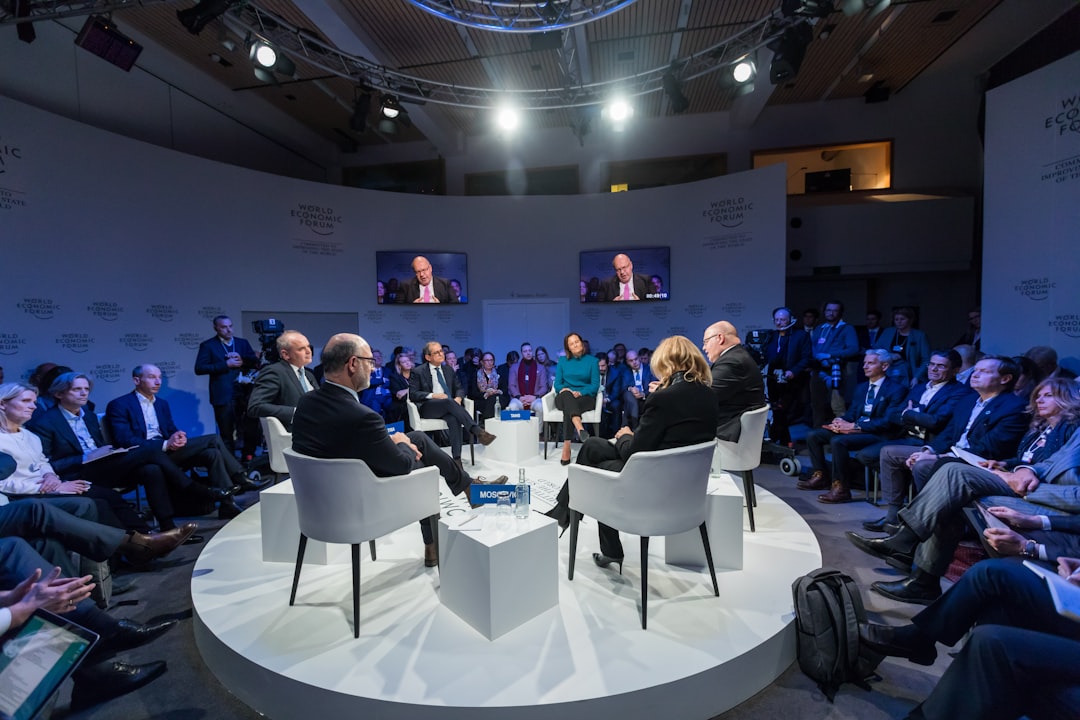 Diskusija o političkim reformama u modernom društvu.