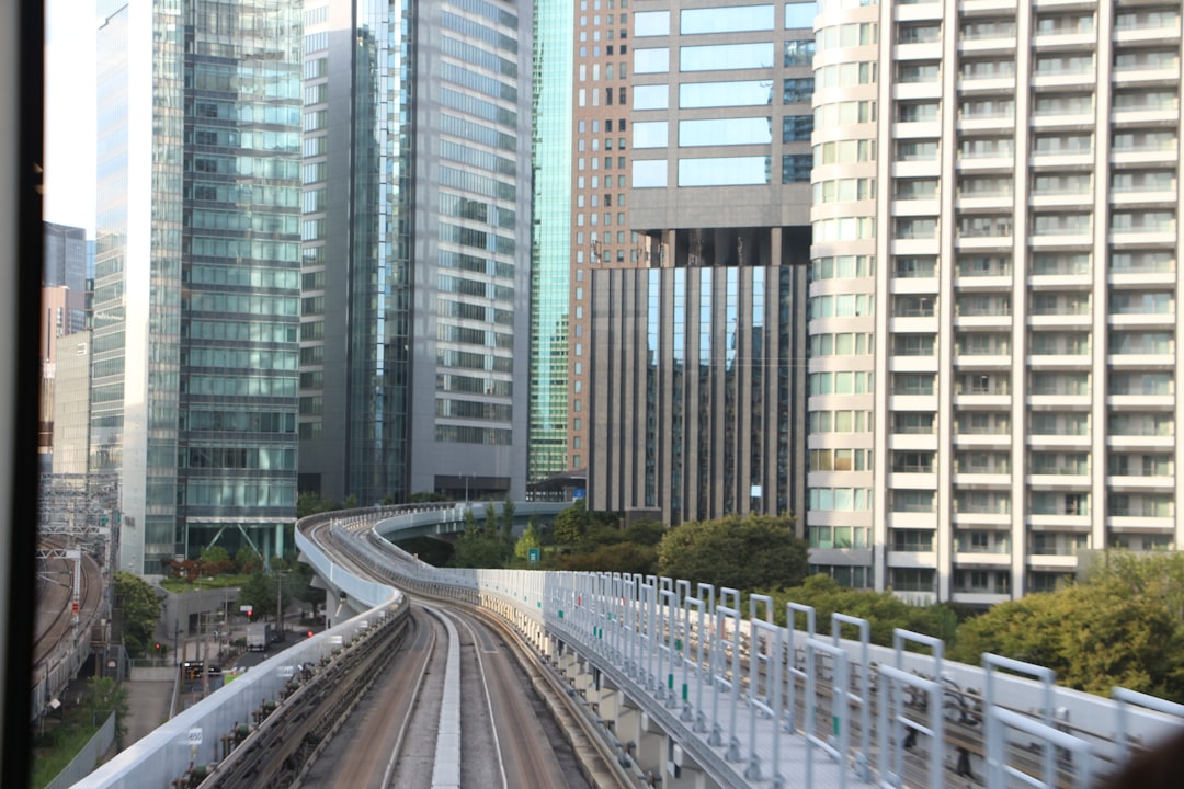 Moderni gradski pejzaž s visokim zgradama i ulicama.