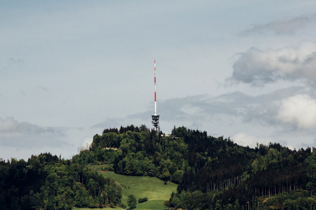 Austrijsko gospodarstvo u turbulentnim vremenima: Tržište rada, cijene nafte i inflacija